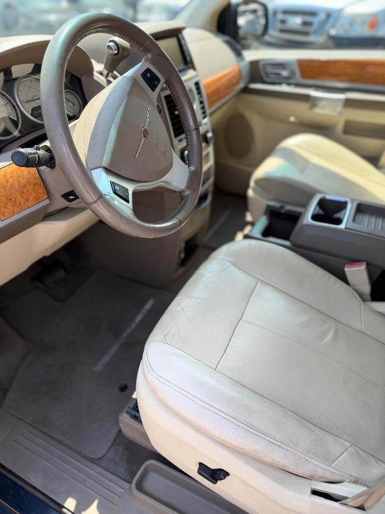 Chrysler Town and Country photo 8
