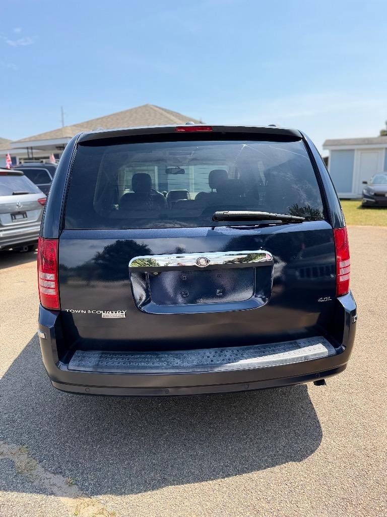 Chrysler Town and Country photo 4