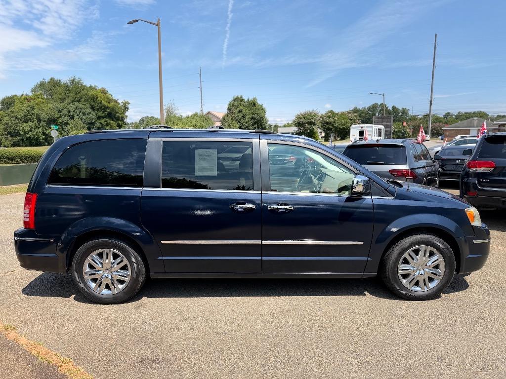 Chrysler Town and Country photo 3