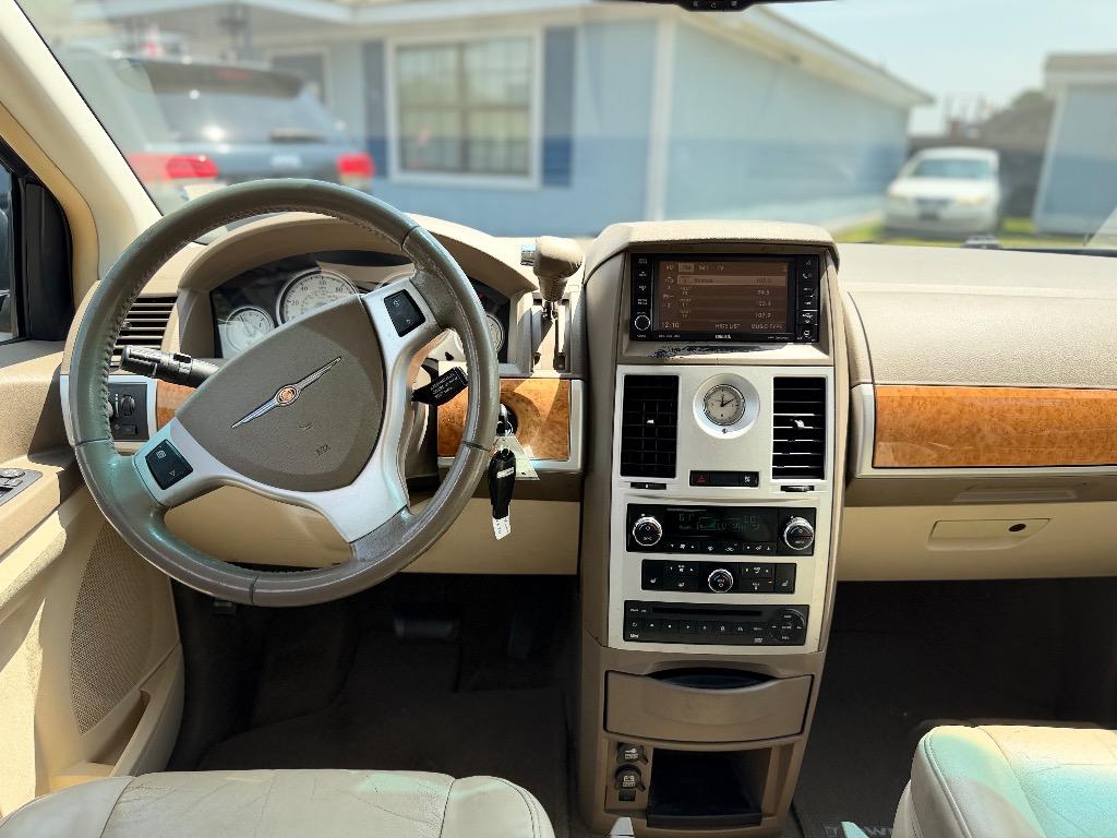 Chrysler Town and Country photo 7