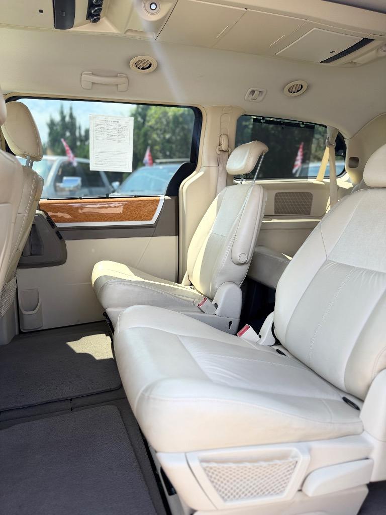 Chrysler Town and Country photo 6
