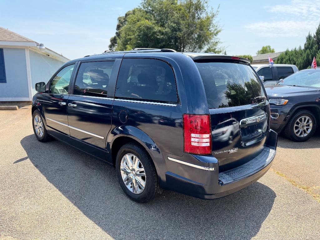 Chrysler Town and Country photo 5