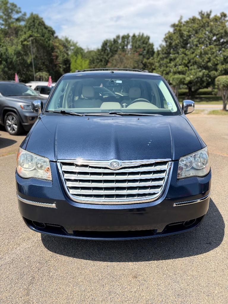 Chrysler Town and Country photo 2