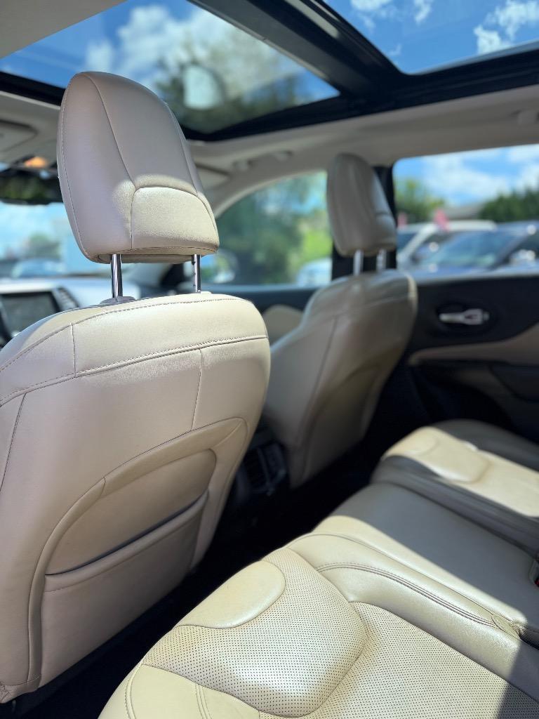 Jeep Cherokee photo 6