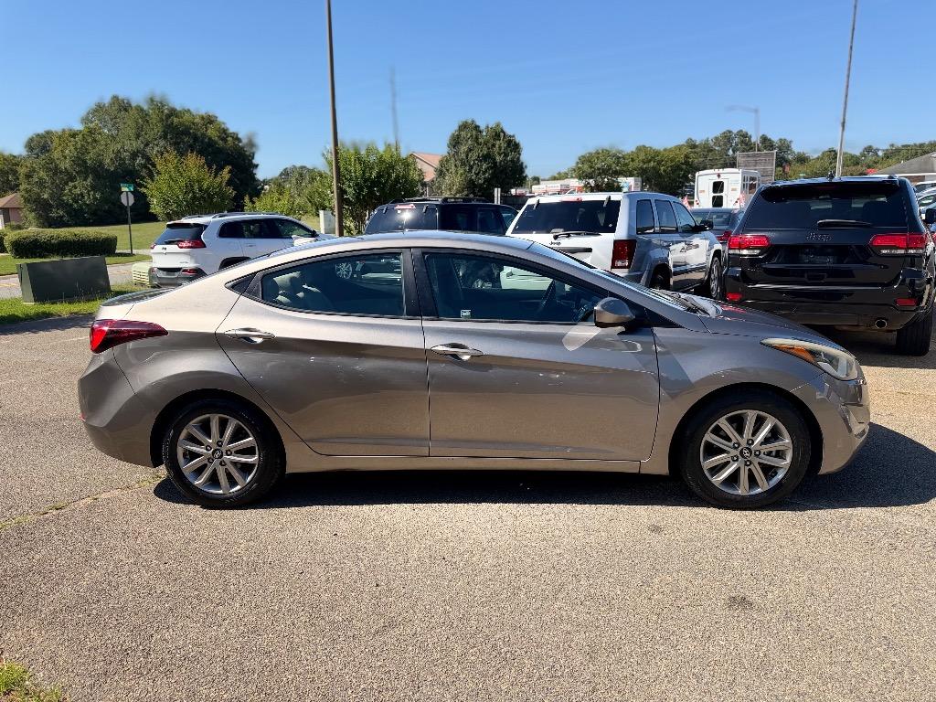 Hyundai Elantra photo 3