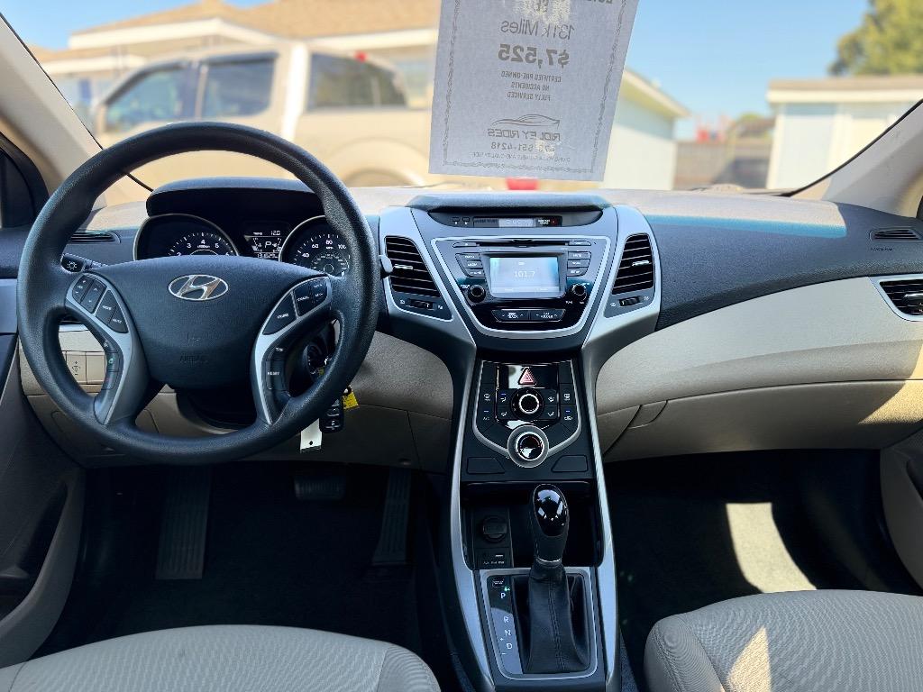 Hyundai Elantra photo 7