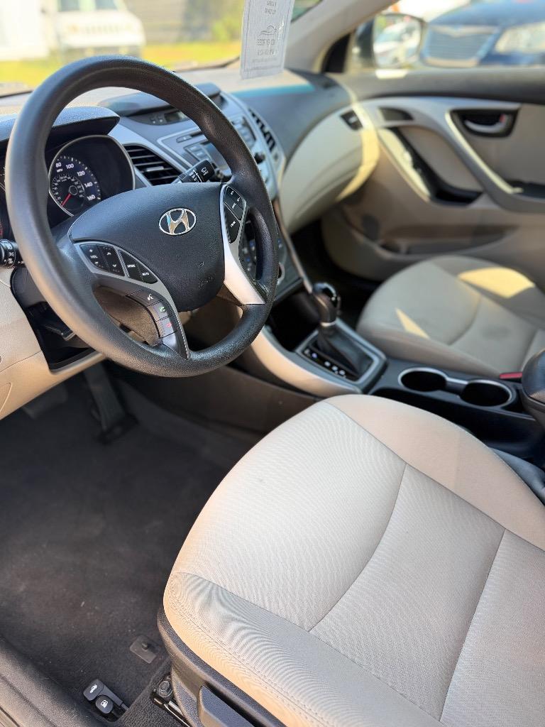 Hyundai Elantra photo 8