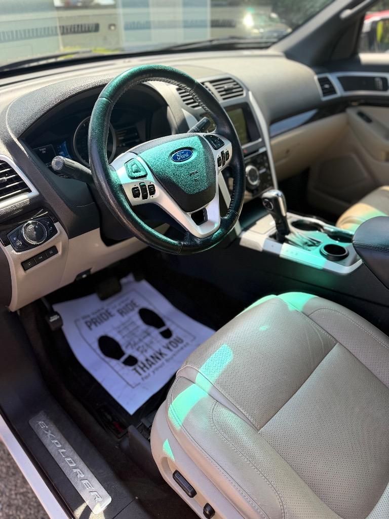 Ford Explorer photo 8